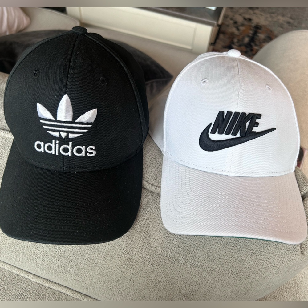 Nike Futura Pro Snapback Cap in White and Adidas Originals Icon snapback-Black
